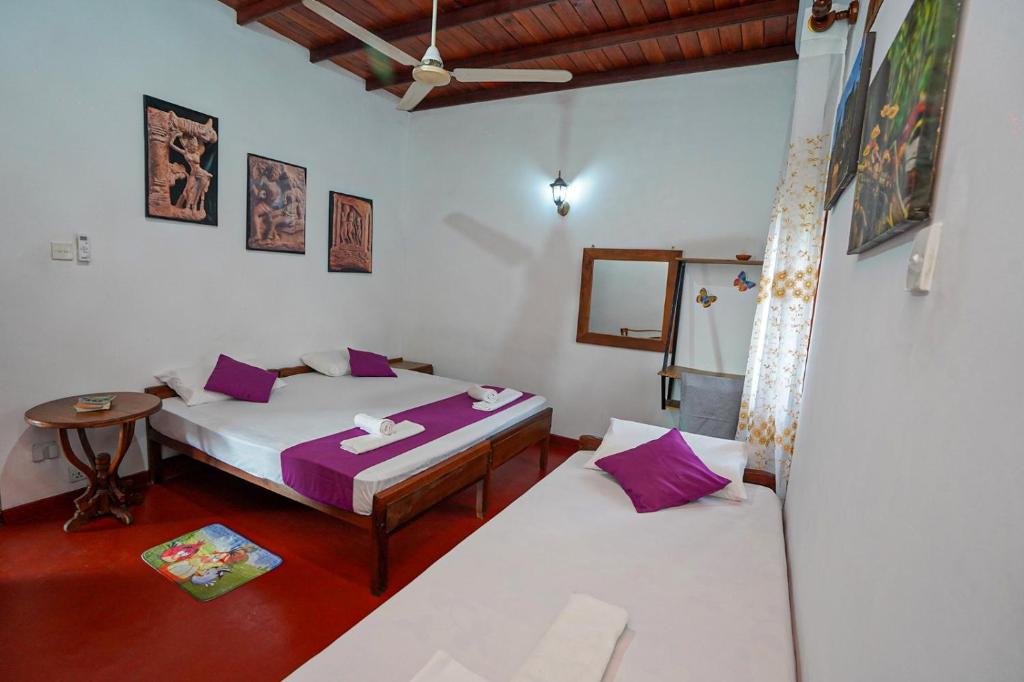 Postel nebo postele na pokoji v ubytování 4ty two Homestay Galle