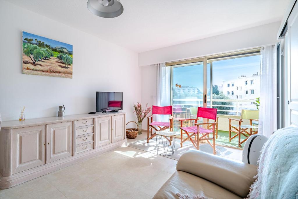 un salon avec un canapé, une table et des chaises dans l'établissement 2 pièces Calme Proche de la mer Parking en sous-sol, à Cagnes-sur-Mer