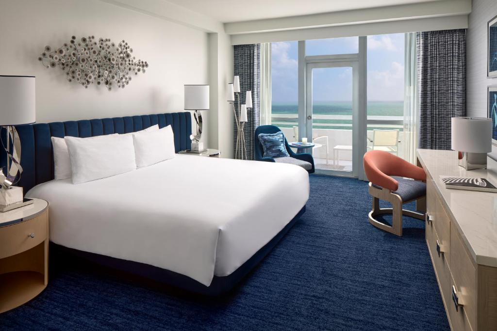 Postel nebo postele na pokoji v ubytování Fontainebleau Miami Beach