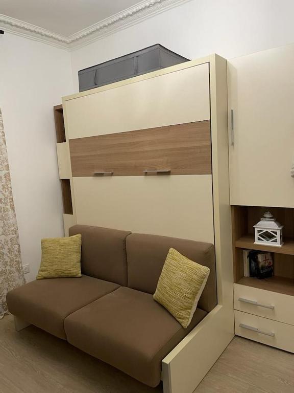 - un salon avec un canapé dans l'établissement Appartement Vincennes cozy, à Vincennes