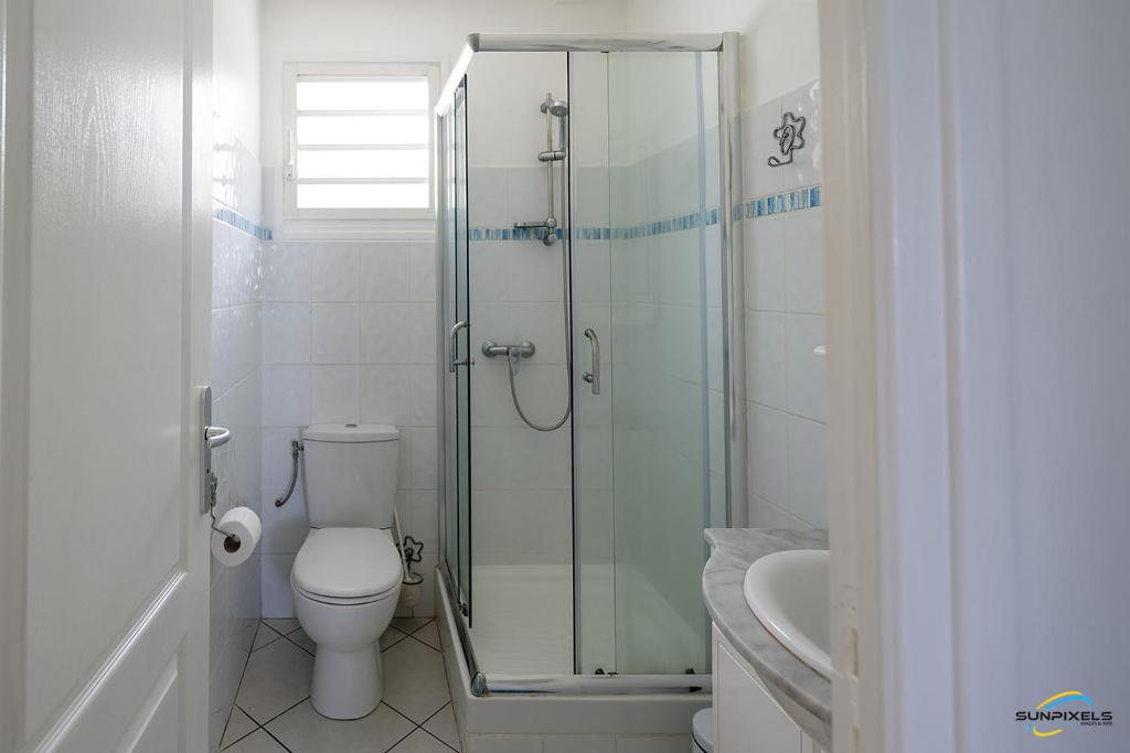 Koupelna v ubytování Villa An ti kwen paradi 3 chambres avec piscine et vue mer