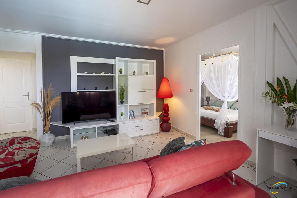 TV a/nebo společenská místnost v ubytování Villa An ti kwen paradi 3 chambres avec piscine et vue mer