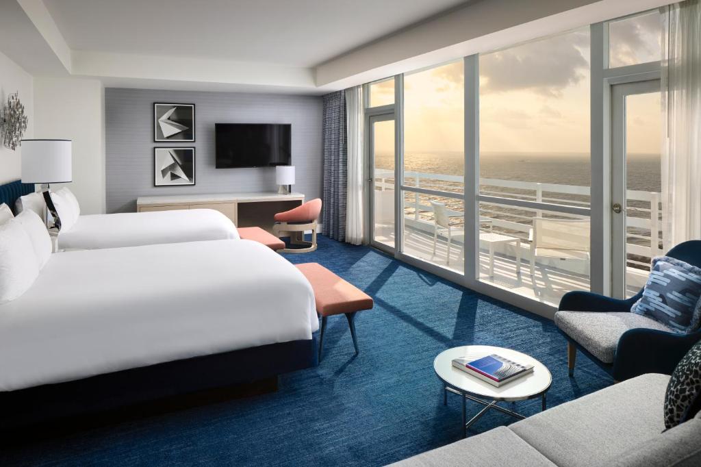 Postel nebo postele na pokoji v ubytování Fontainebleau Miami Beach