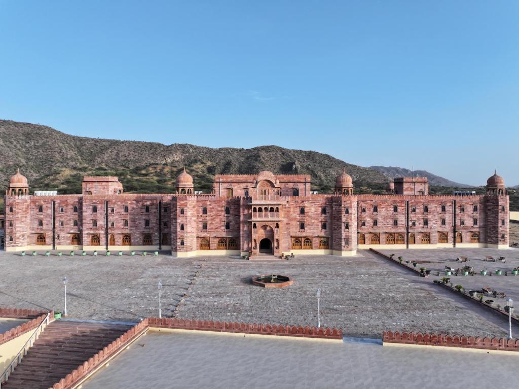 プシュカルにあるUmaid Mahal Palaceの山を背景にした大きな赤レンガ造り