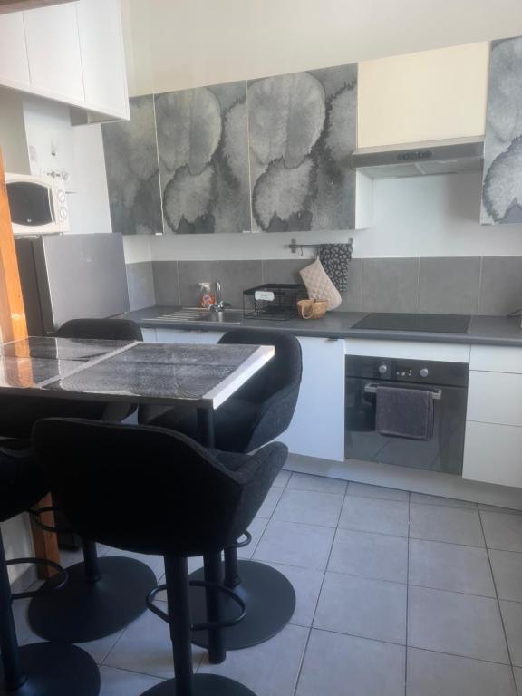 Kuchyňa alebo kuchynka v ubytovaní Appartement quartier la Timone