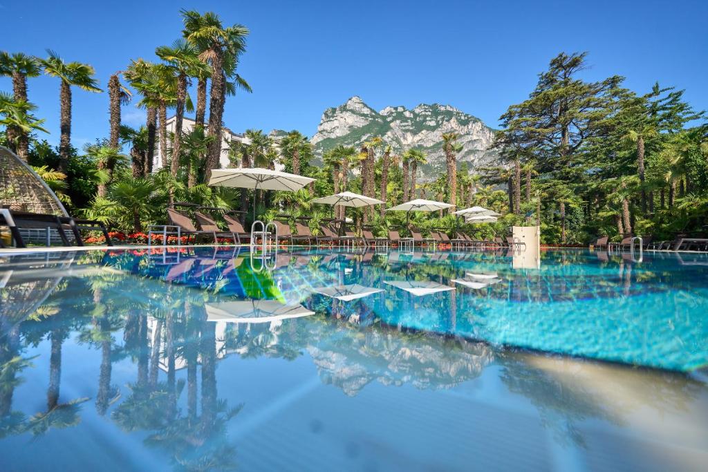 Bazén v ubytování Parc Hotel Flora S nebo v jeho okolí