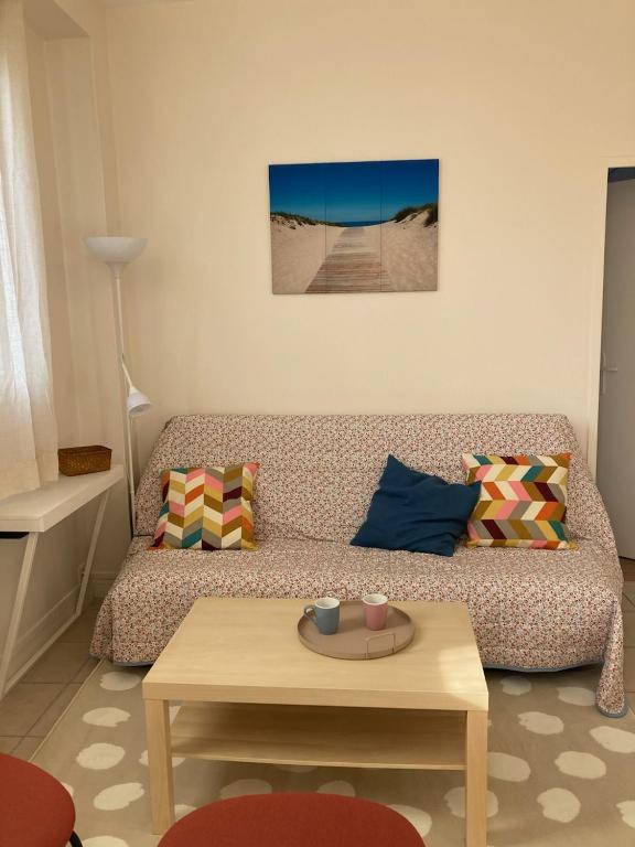 un salon avec un canapé et une table basse dans l'établissement Les Mouettes, au Havre