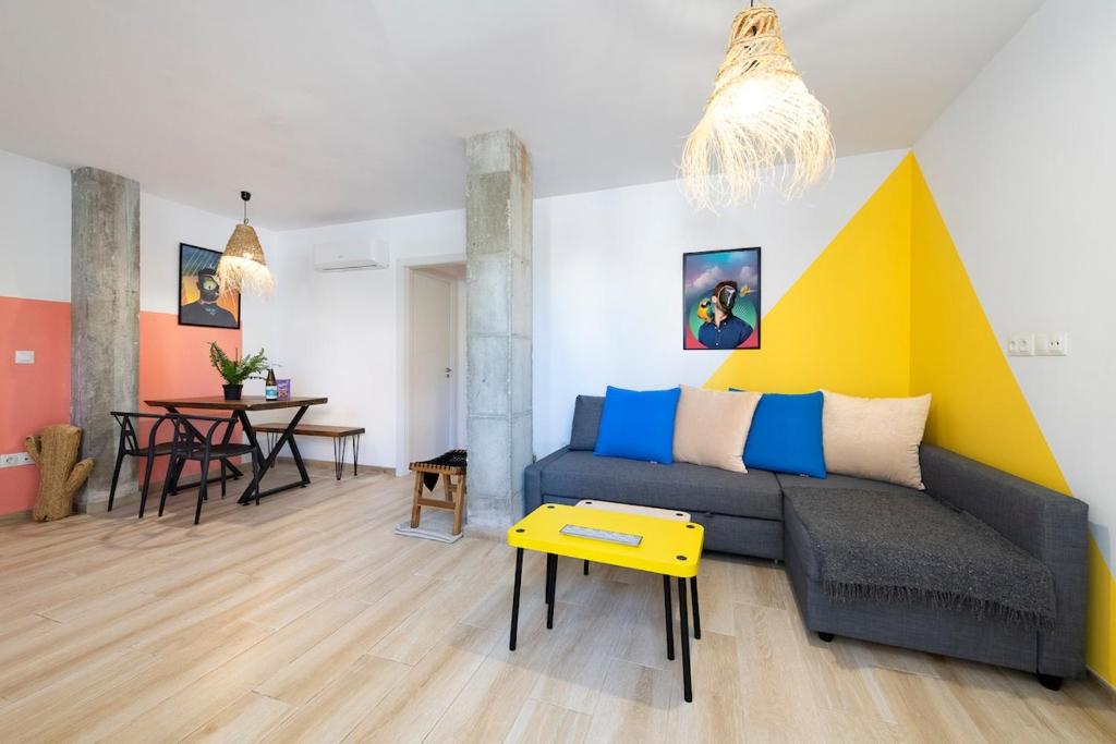 a living room with a couch and a table at Apartamento junto a la playa in Torremolinos