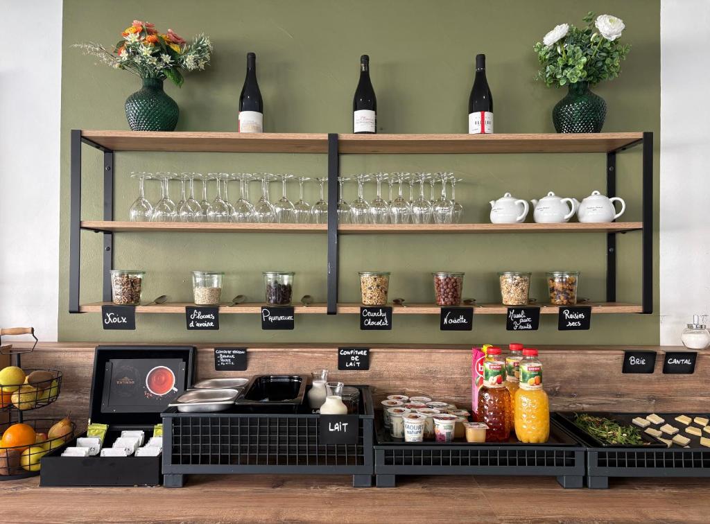 Nápoje v ubytování Cit'hôtel Le Chris'tel hôtel et restaurant