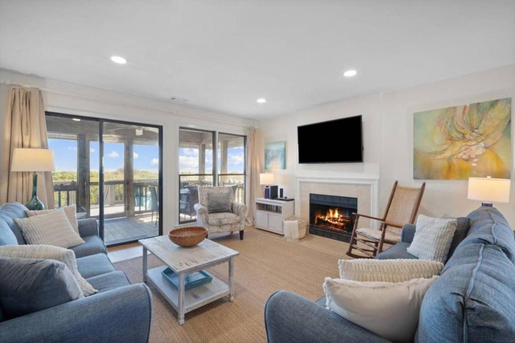 un salon avec un canapé bleu et une cheminée dans l'établissement Cozy Doref Villa, à Saint-Tropez