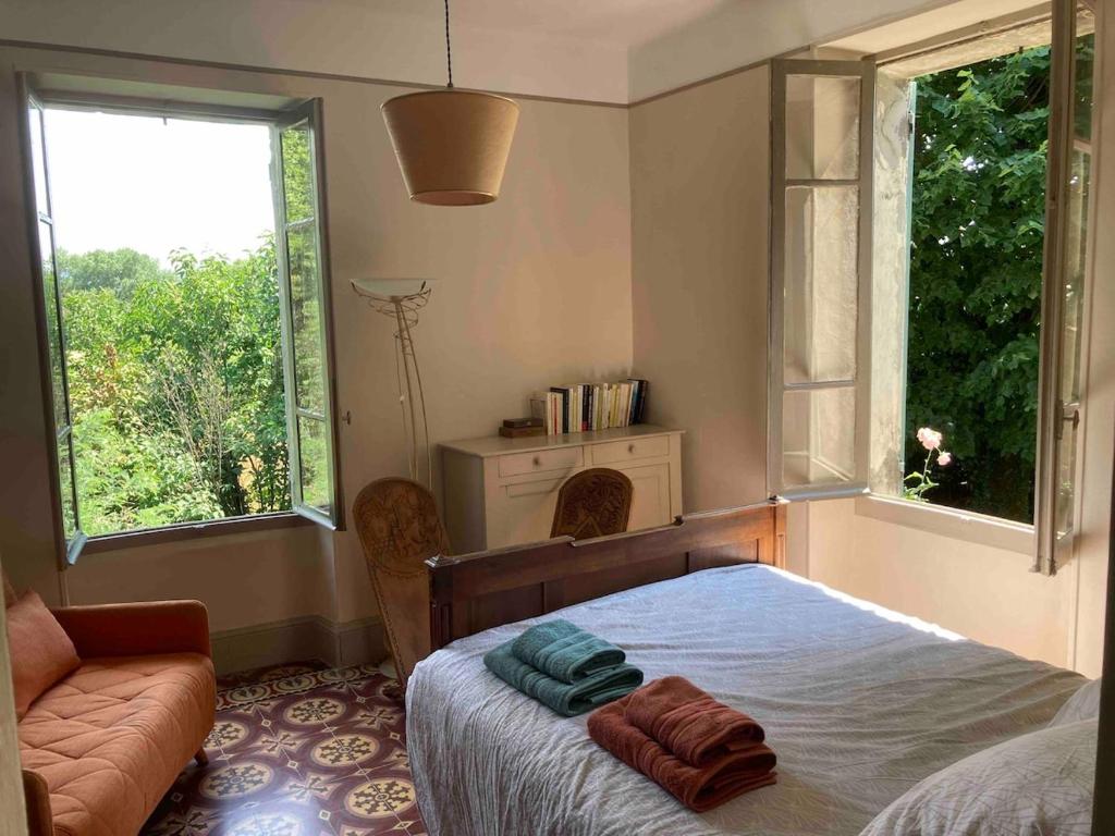 une chambre avec un lit et deux fenêtres dans l'établissement Riverside serenity, à Chandolas