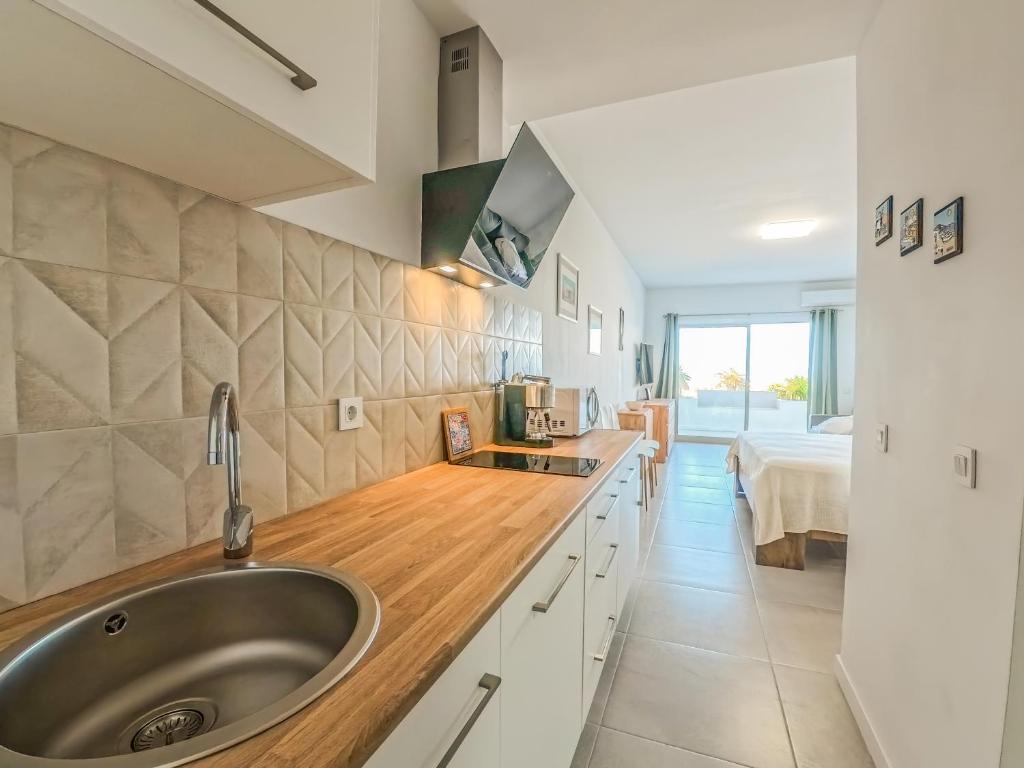 una cucina con un lavello e un bancone di Oasis de Jandia a Morro del Jable