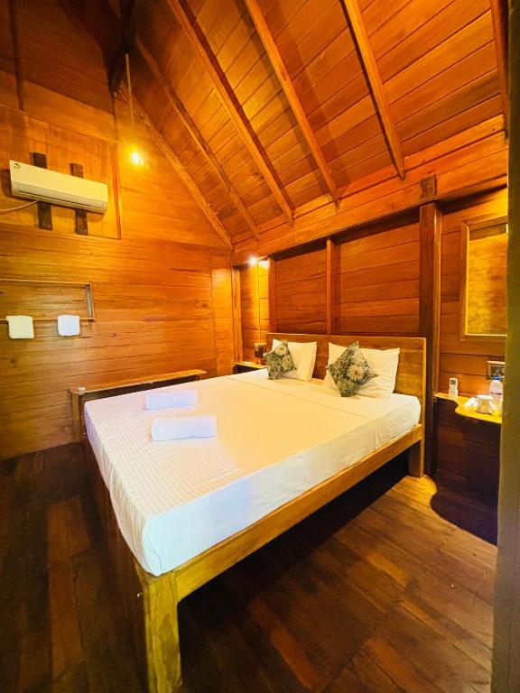 Postel nebo postele na pokoji v ubytování Woodholic Homestay