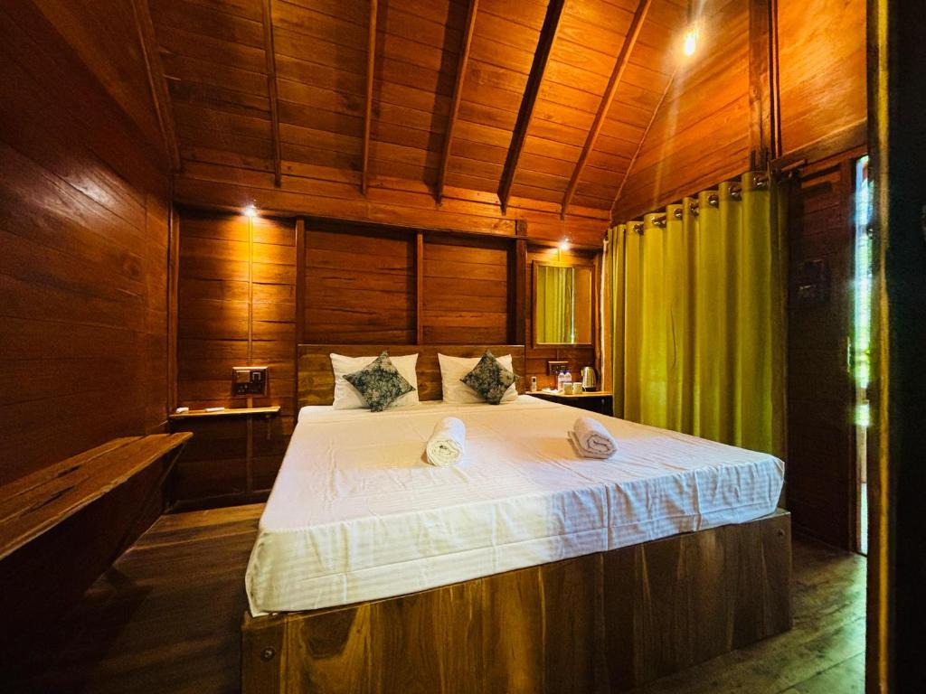 Postel nebo postele na pokoji v ubytování Woodholic Homestay