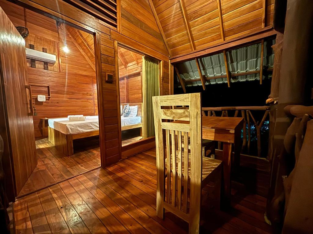 Postel nebo postele na pokoji v ubytování Woodholic Homestay