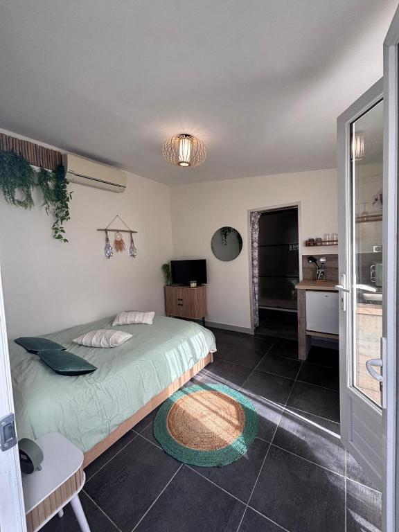 Un dormitorio con una cama grande y un baño. en La Bohème, en Arles