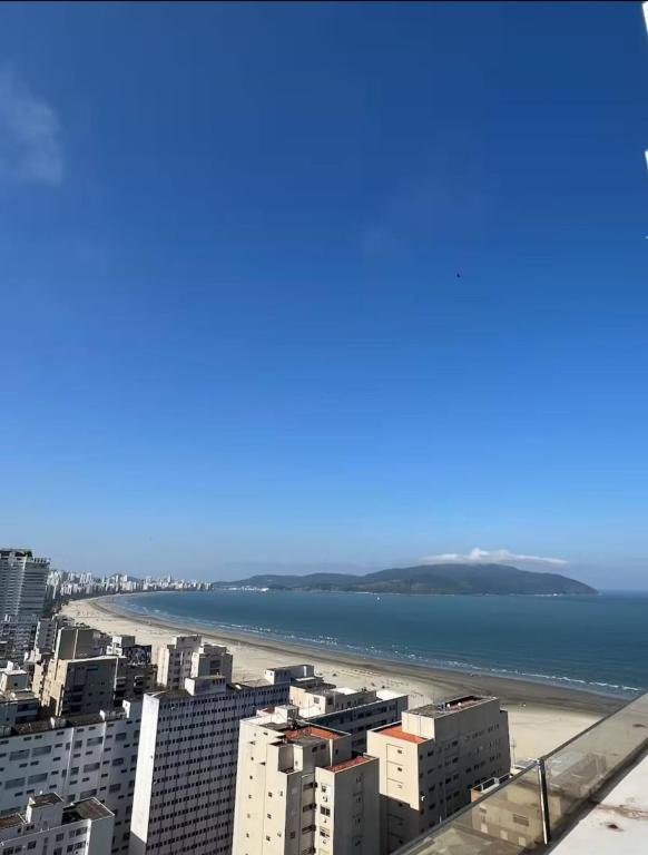 a view of a beach with buildings and the ocean at flat em Santos quadra da praia in Santos