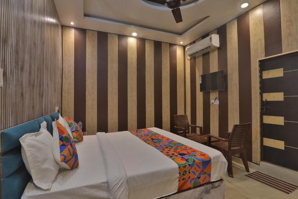 Postel nebo postele na pokoji v ubytování Hotel Ramayan Premium Best Family Hotels with Free Pickup From Ayodhya Dham Railway Station
