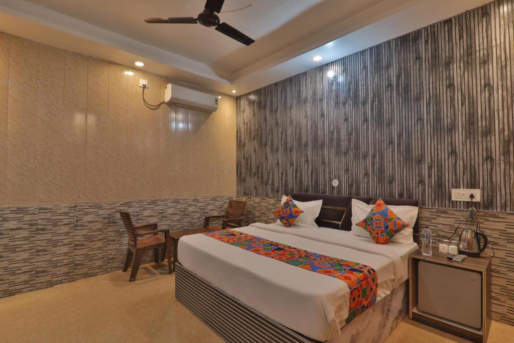 Postel nebo postele na pokoji v ubytování Hotel Ramayan Premium Best Family Hotels with Free Pickup From Ayodhya Dham Railway Station