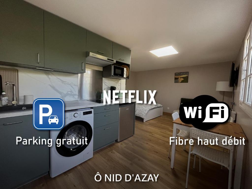 une cuisine avec une machine à laver dans une cuisine dans l'établissement Ô Nid d'Azay, à Azay-sur-Cher