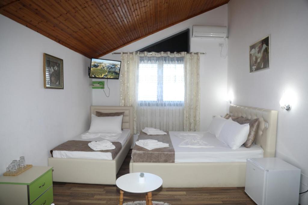 Postel nebo postele na pokoji v ubytování LakeFront House