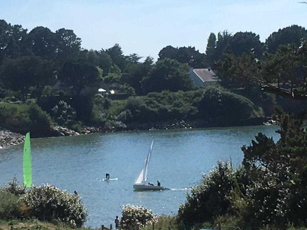 - un voilier sur un lac avec 2 personnes dans l'établissement Villa face à la mer avec vue exceptionnelle, à Pénestin