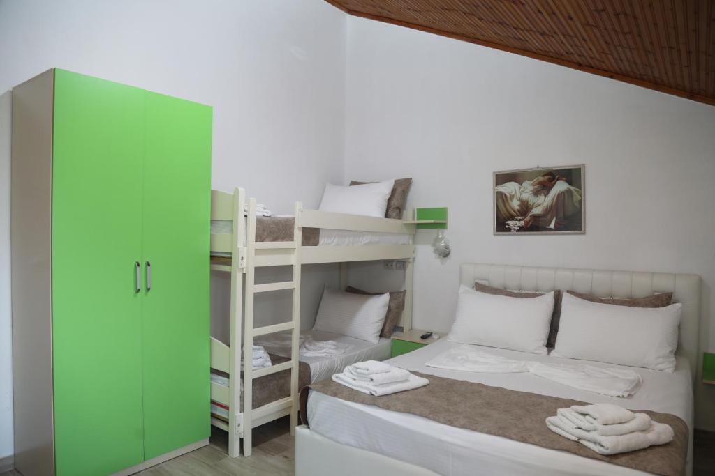 Postel nebo postele na pokoji v ubytování LakeFront House