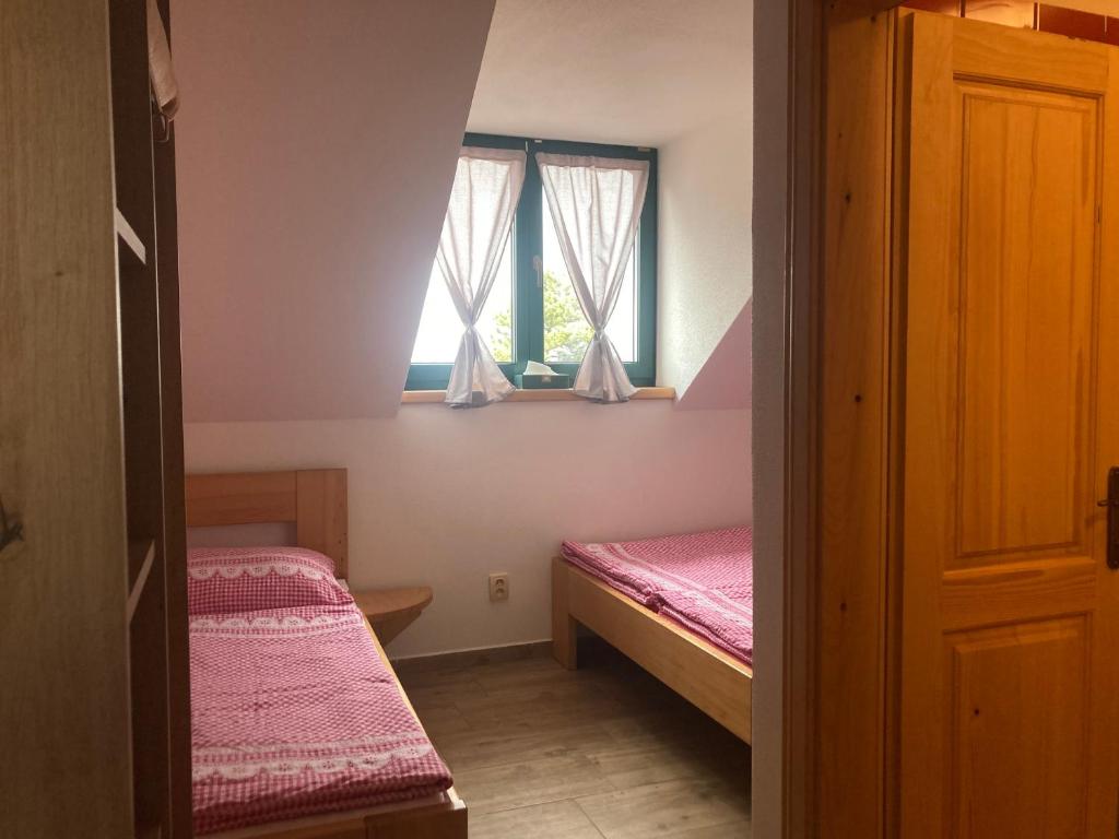 Postel nebo postele na pokoji v ubytování U svaté Rozálie