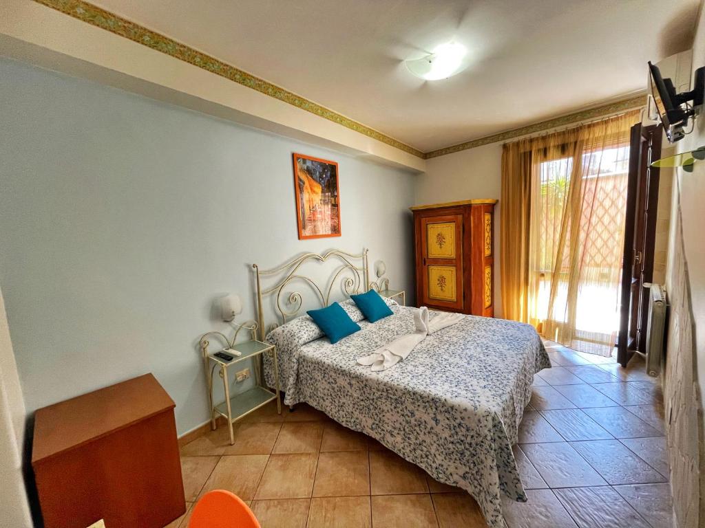 Postel nebo postele na pokoji v ubytování B&B Epos Acitrezza