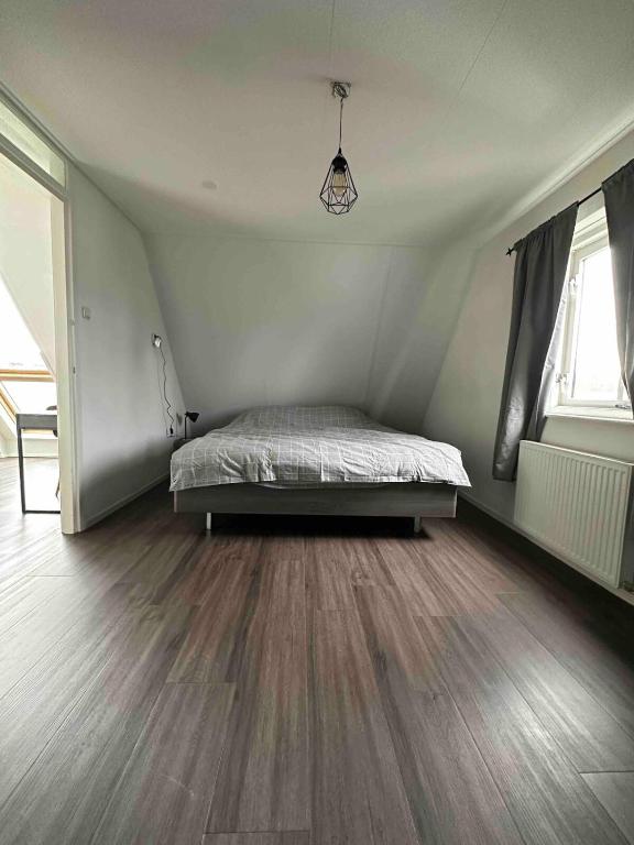 Een bed of bedden in een kamer bij Aparthotel Hoorn appt KB24A - Greater AMS