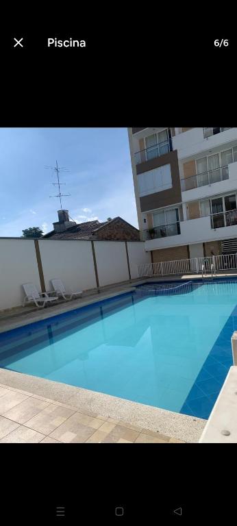 Se alquila habitación amoblada