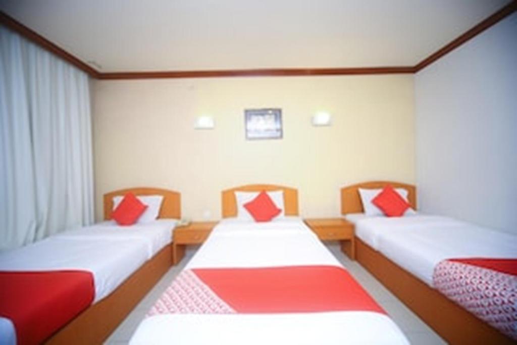 Postel nebo postele na pokoji v ubytování Super OYO 1027 Hotel London