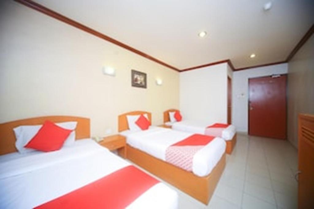 Postel nebo postele na pokoji v ubytování Super OYO 1027 Hotel London