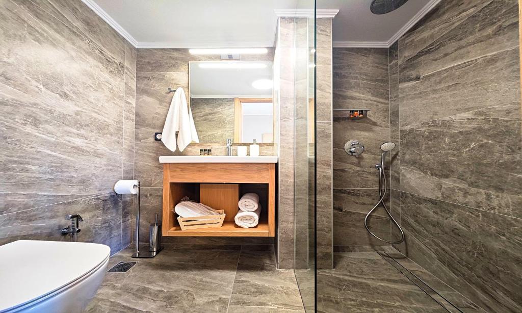 łazienka z prysznicem, toaletą i umywalką w obiekcie Art Apartment w mieście Palaiochóra