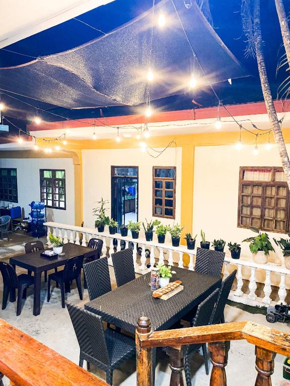 Restoran või mõni muu söögikoht majutusasutuses Kaiz Hostel