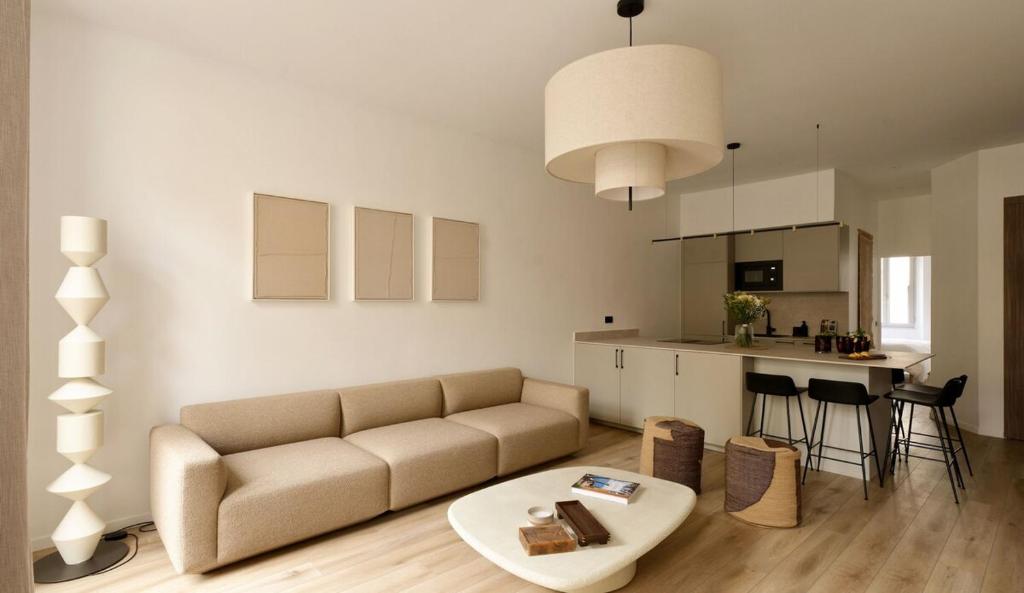 un salon avec un canapé et une table dans l'établissement Somptueux avec grande terrasse, à Cannes