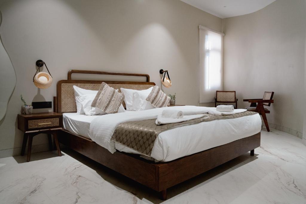 Postel nebo postele na pokoji v ubytování Kaas by Safarnama - Boutique Hotel