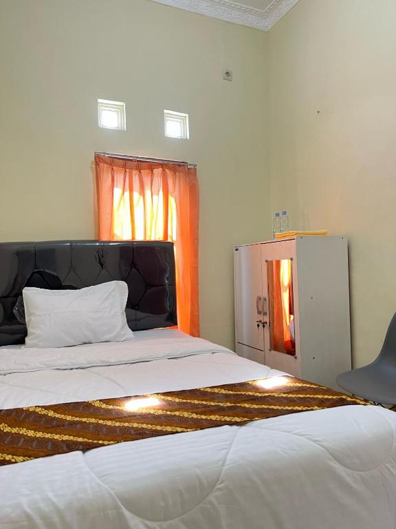 Postel nebo postele na pokoji v ubytování Ndalem Tirta Yogyakarta