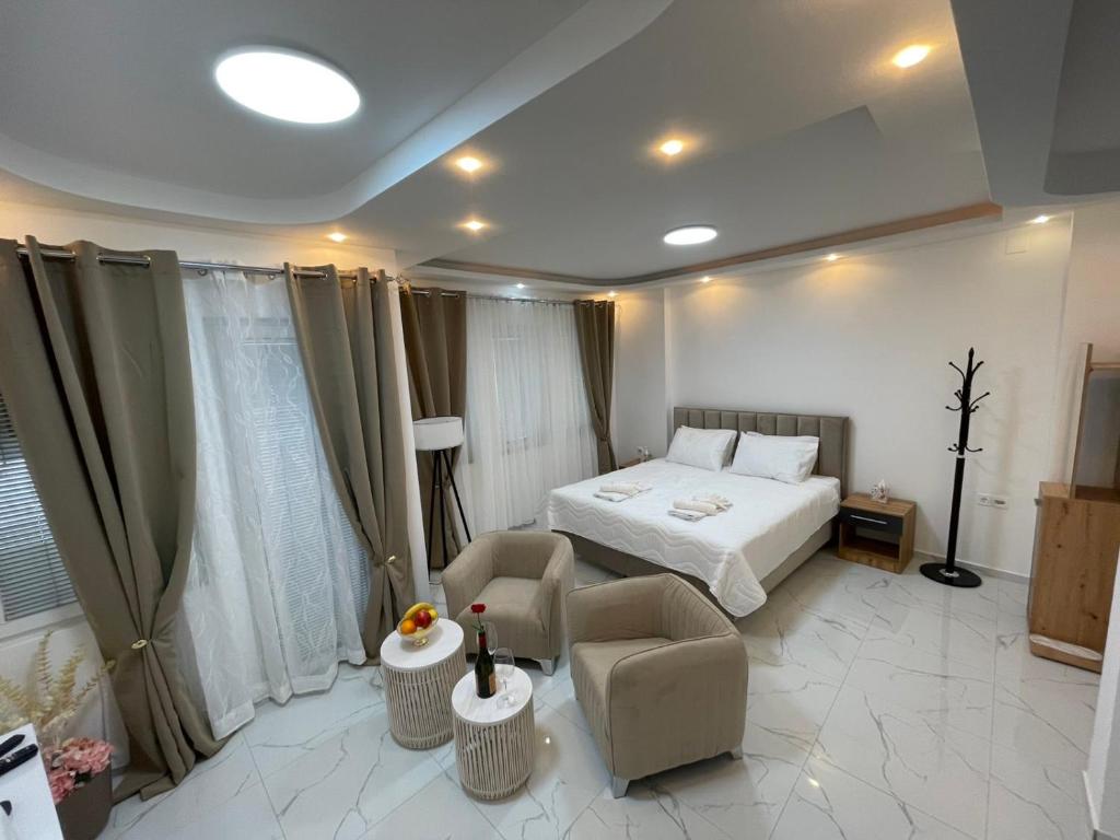 Una cama o camas en una habitación de Apartments Stars-Old Town