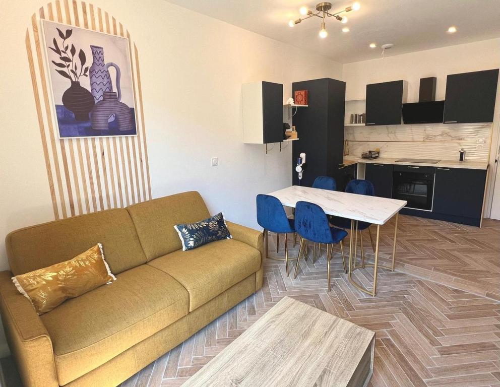 un salon avec un canapé et une table et une cuisine dans l'établissement MOON - 34, à Nice