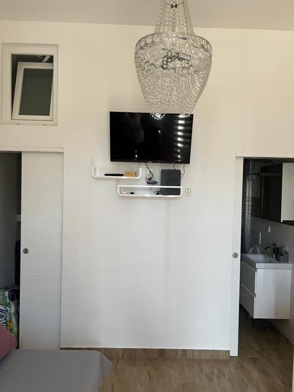 Televízia a/alebo spoločenská miestnosť v ubytovaní Pearl Apartment Pula