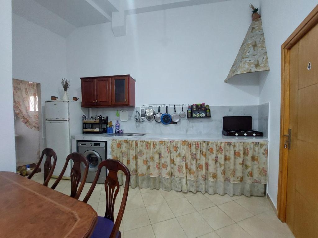 Kuchyň nebo kuchyňský kout v ubytování Cozy Room & Modern Amenities 2