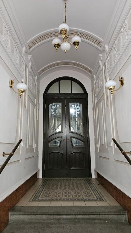 Fasada lub wejście do obiektu Decadent Art Deco Balcony Apartment in Old Town