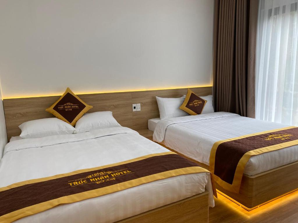 Postel nebo postele na pokoji v ubytování Trúc Nhân Hotel