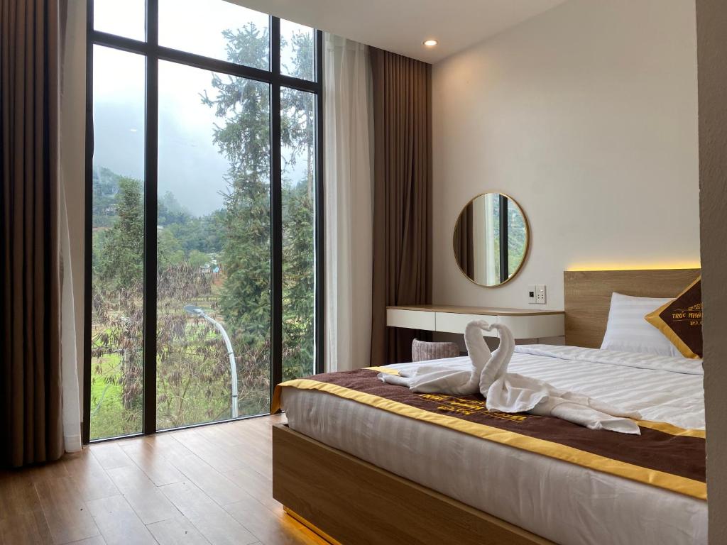 Postel nebo postele na pokoji v ubytování Trúc Nhân Hotel