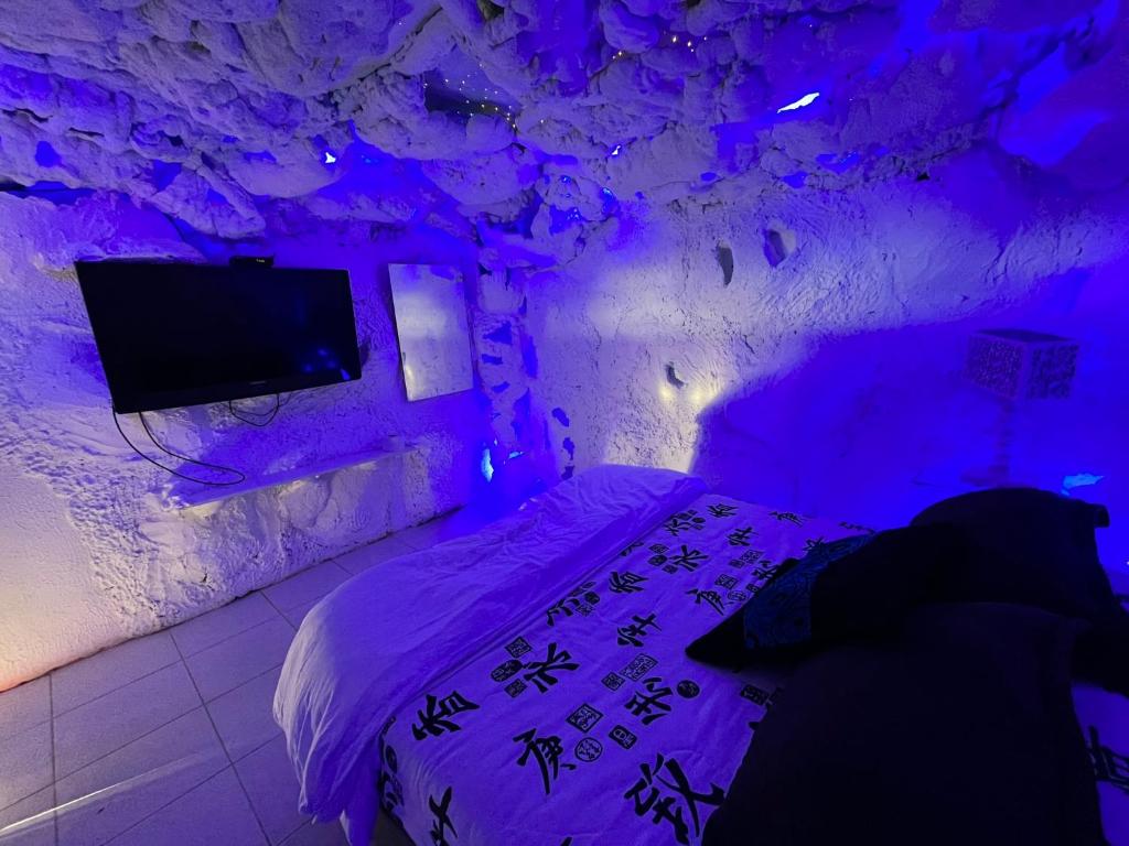 TV a/nebo společenská místnost v ubytování Glamping Spa & Coffee Tour