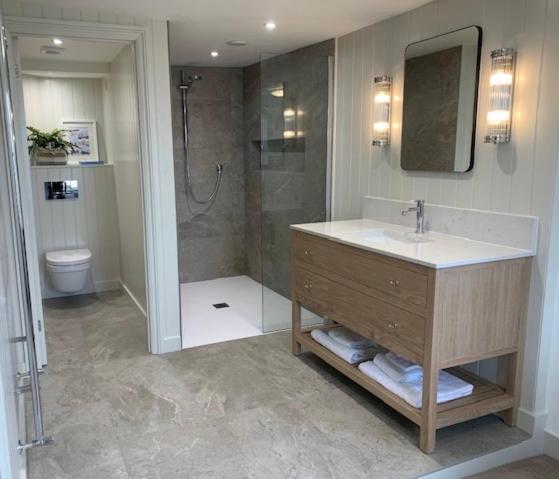 un baño con lavabo y ducha en Tower House, Cowes Old Town, en Cowes