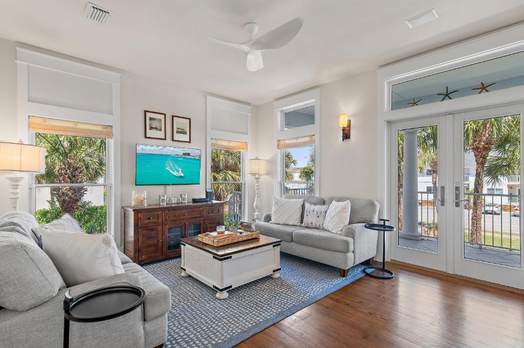 un soggiorno con un divano e una TV di Island Blue At Destin Pointe Resort a Destin