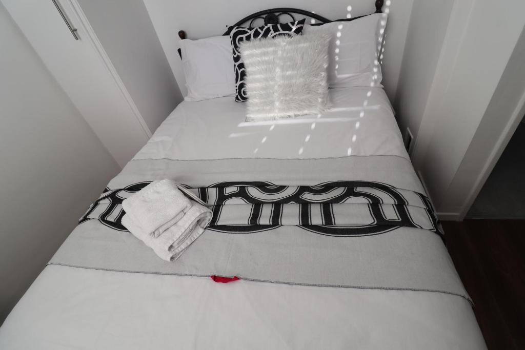 Postel nebo postele na pokoji v ubytování West Dulwich Home 28 Mins to London Victoria