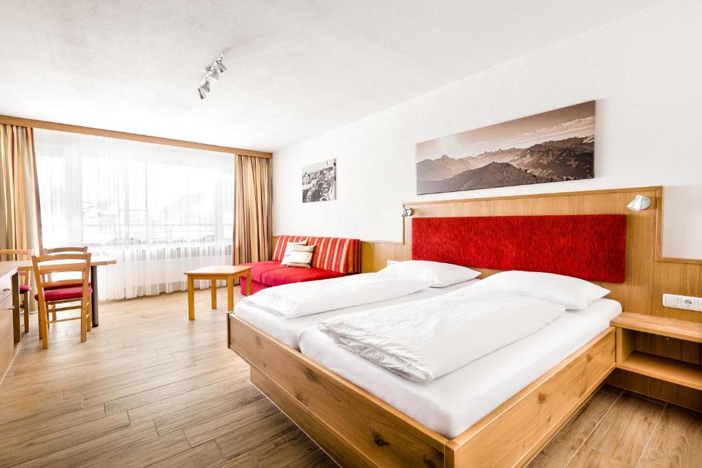 Postel nebo postele na pokoji v ubytování Aparthotel Kleinwalsertal